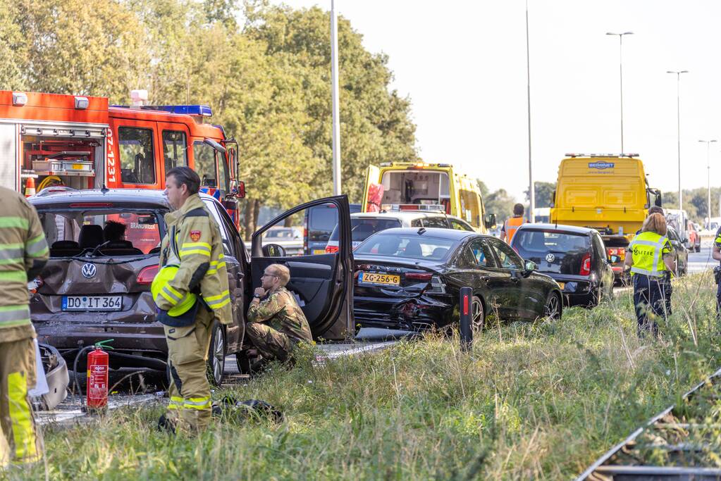 Camper en meerdere auto's betrokken bij kop-staart botsing
