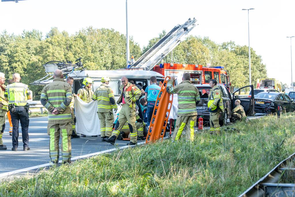 Camper en meerdere auto's betrokken bij kop-staart botsing