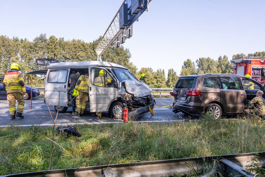 Camper en meerdere auto's betrokken bij kop-staart botsing