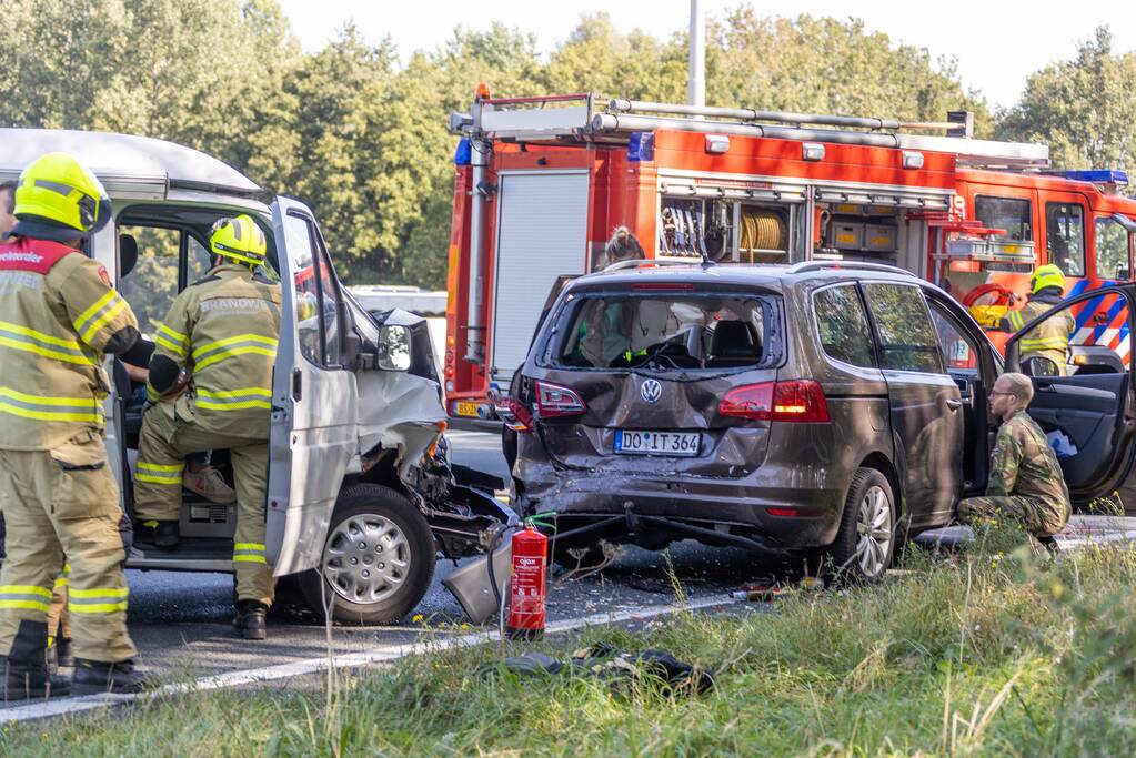 Camper en meerdere auto's betrokken bij kop-staart botsing