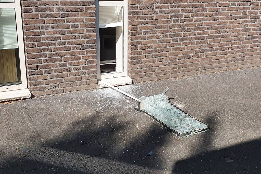 Raam gesneuveld bij inbraak gezondheidscentrum