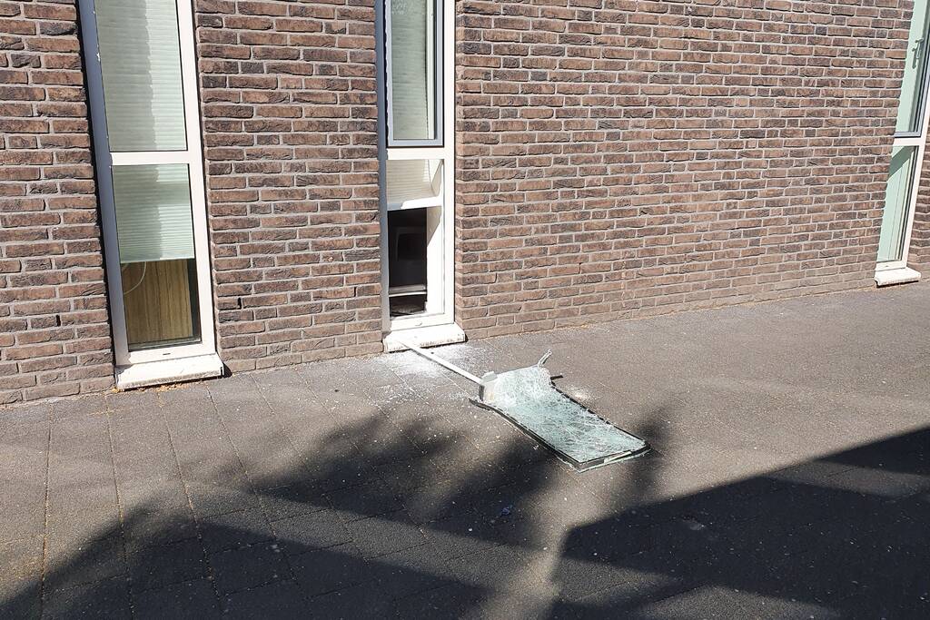 Raam gesneuveld bij inbraak gezondheidscentrum