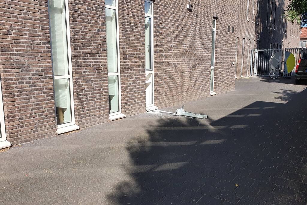 Raam gesneuveld bij inbraak gezondheidscentrum