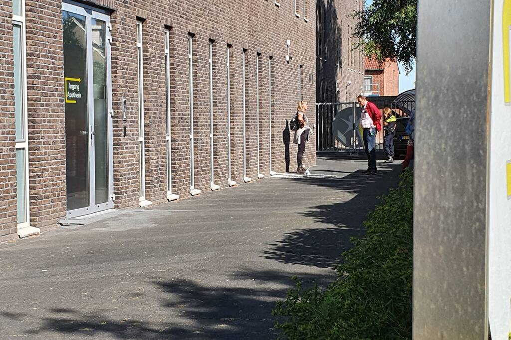 Raam gesneuveld bij inbraak gezondheidscentrum