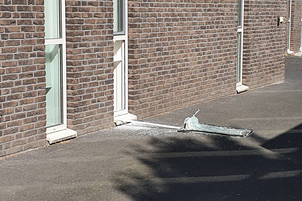 Raam gesneuveld bij inbraak gezondheidscentrum