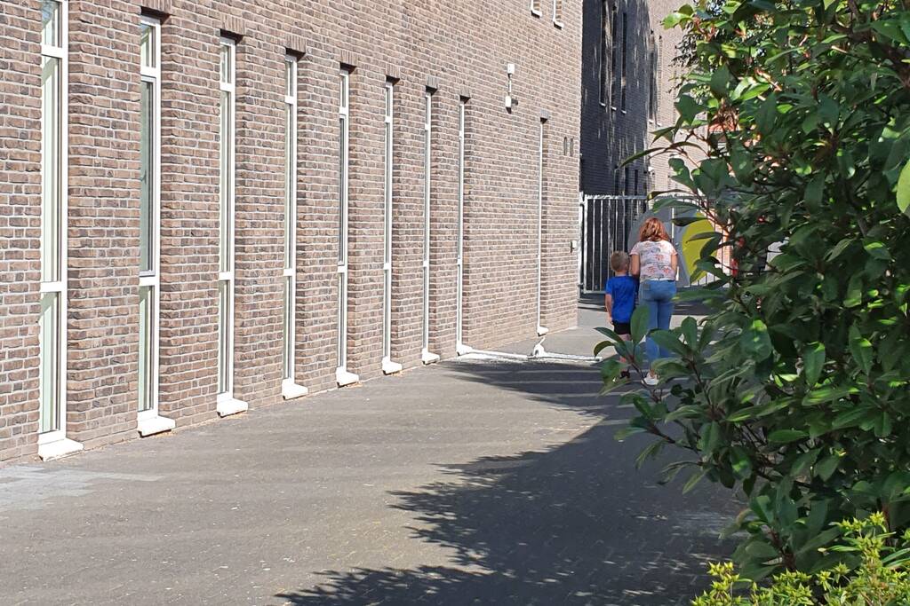 Raam gesneuveld bij inbraak gezondheidscentrum