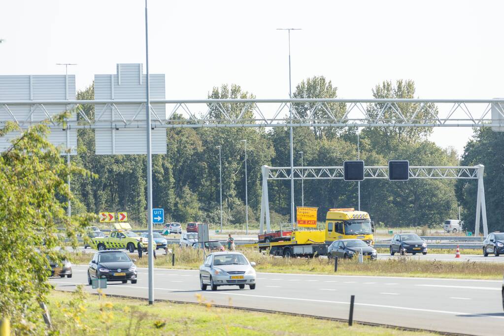 Auto met aanhanger geschaard op snelweg