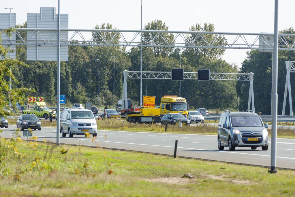 Auto met aanhanger geschaard op snelweg