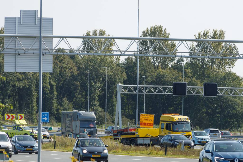 Auto met aanhanger geschaard op snelweg
