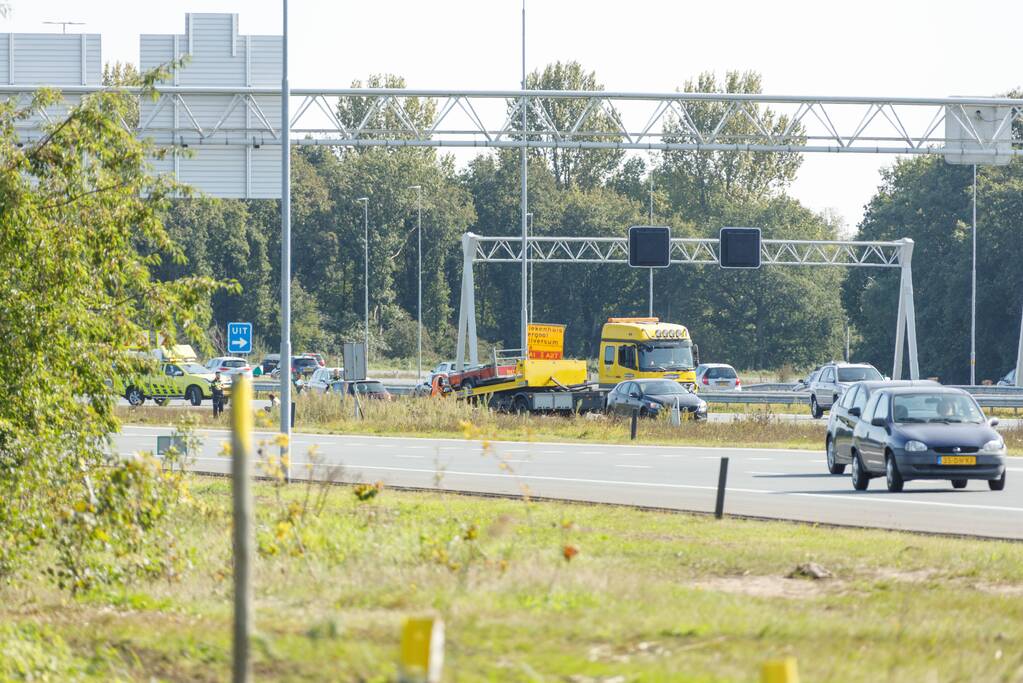 Auto met aanhanger geschaard op snelweg