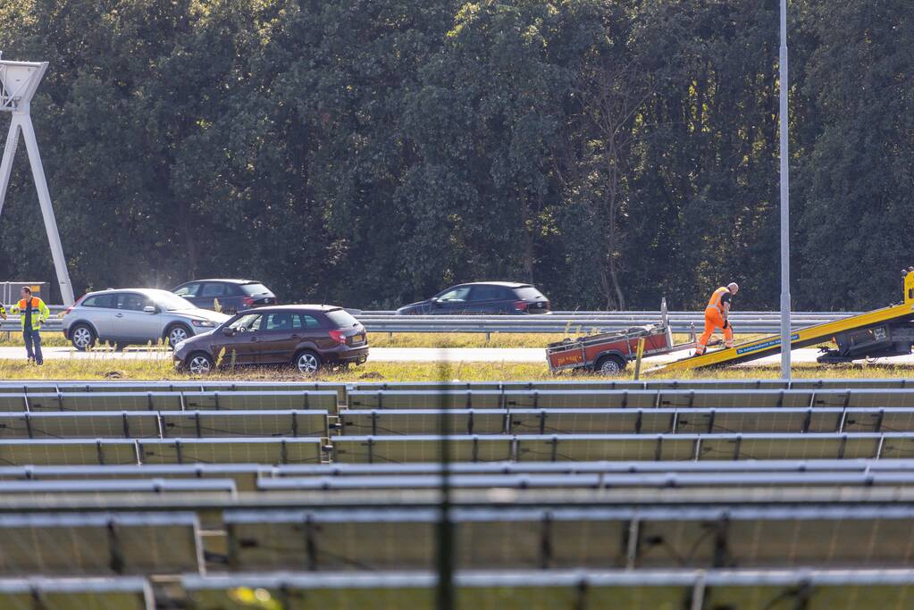 Auto met aanhanger geschaard op snelweg