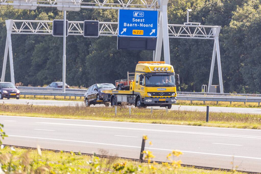 Auto met aanhanger geschaard op snelweg