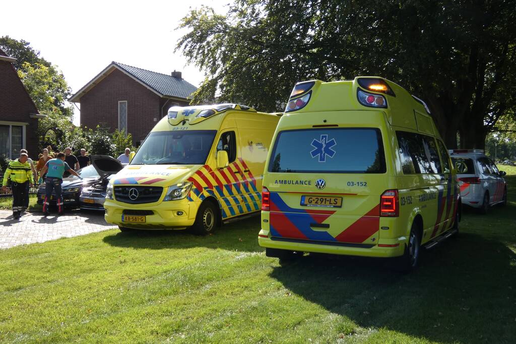 Automobilist botst op stilstaande auto