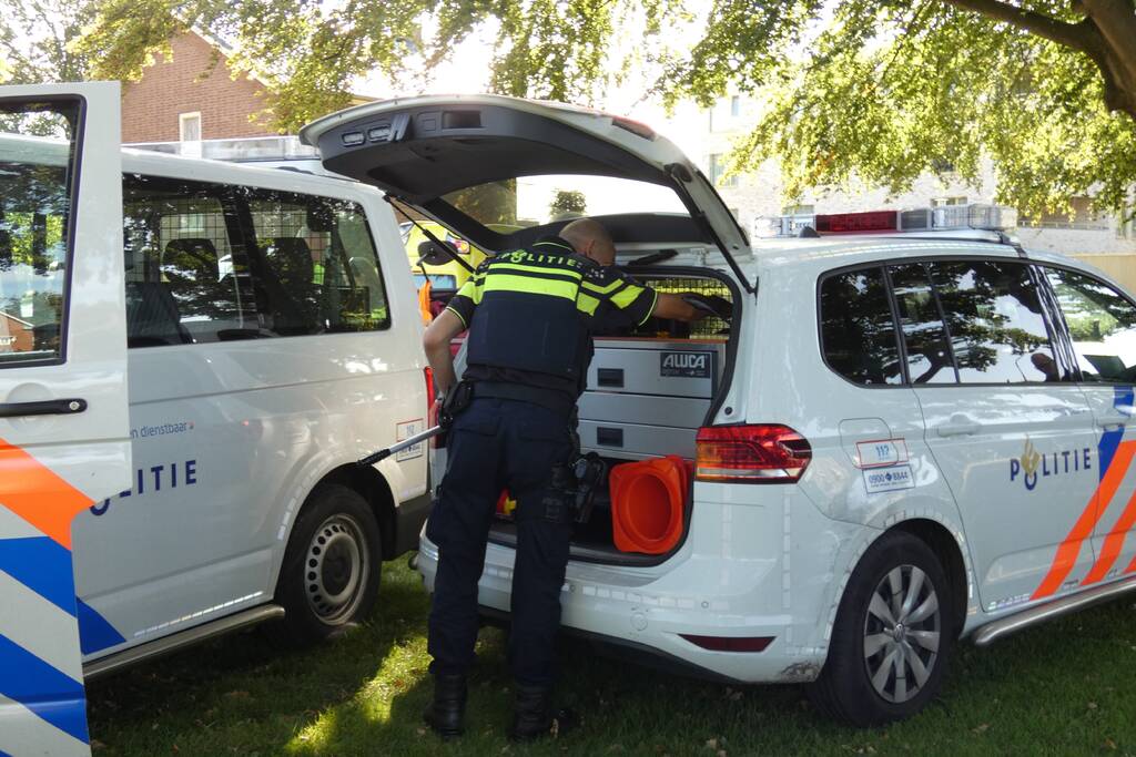 Automobilist botst op stilstaande auto