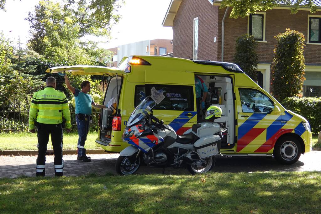 Automobilist botst op stilstaande auto