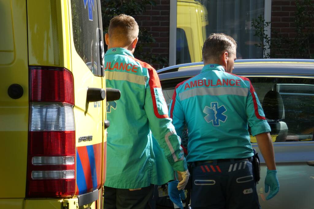 Automobilist botst op stilstaande auto