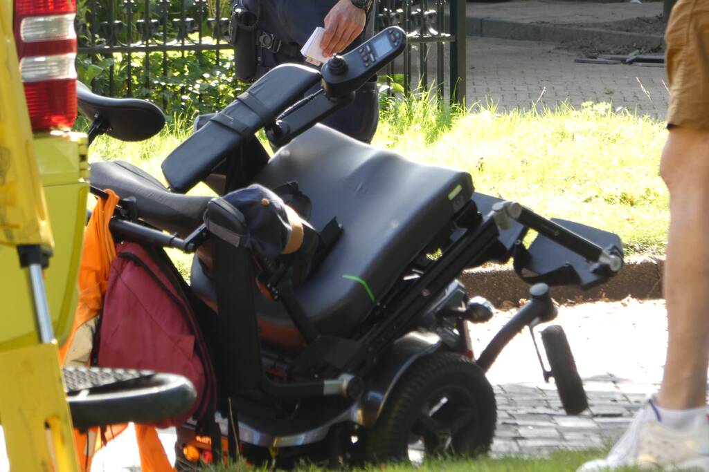 Automobilist botst op stilstaande auto