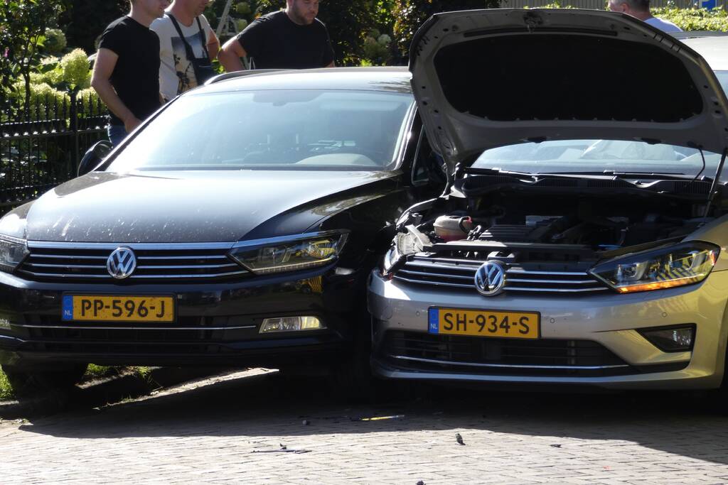 Automobilist botst op stilstaande auto