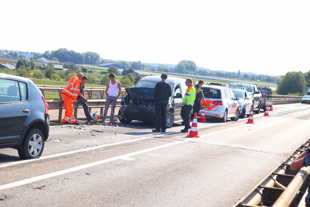 Weg dicht na kop-staart botsing