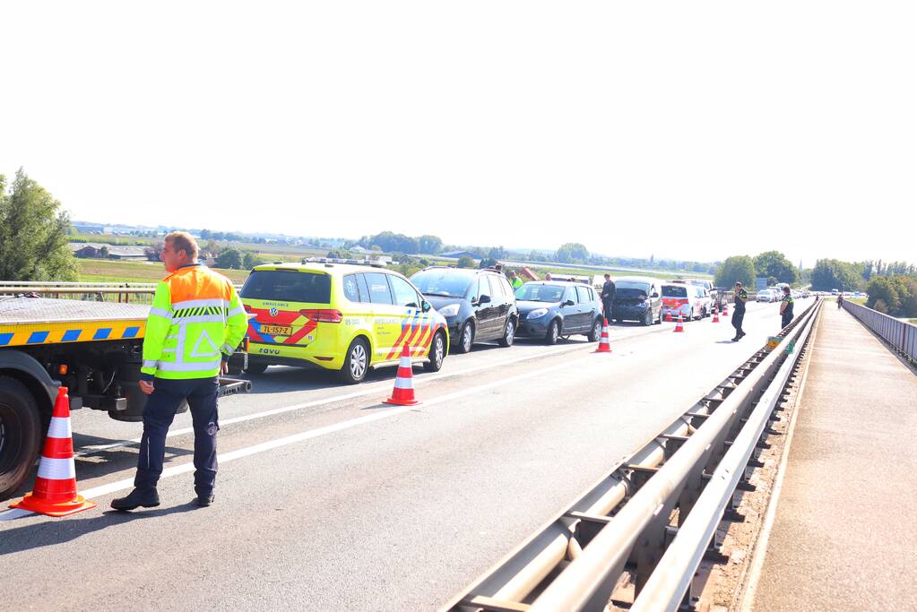Weg dicht na kop-staart botsing
