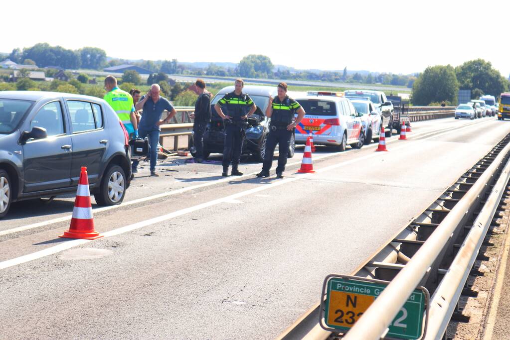 Weg dicht na kop-staart botsing
