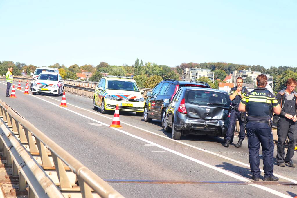 Weg dicht na kop-staart botsing