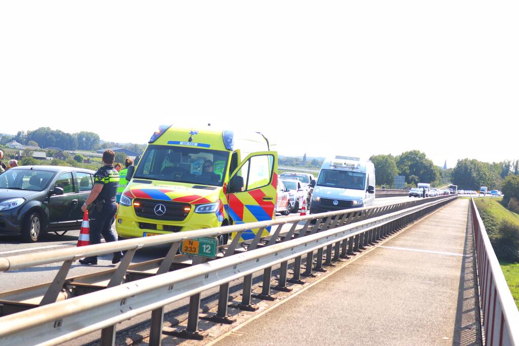Weg dicht na kop-staart botsing