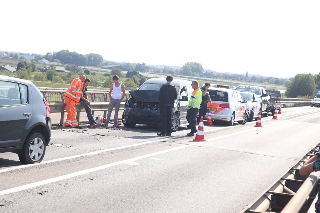 Weg dicht na kop-staart botsing