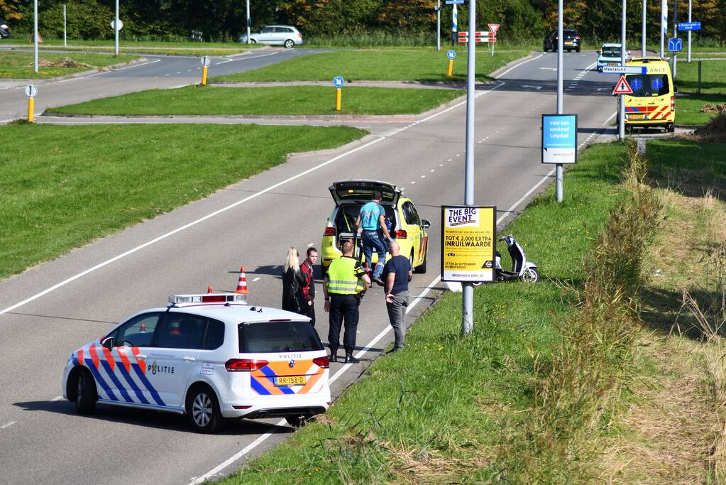 Bromfietsrijdster gewond naar ziekenhuis