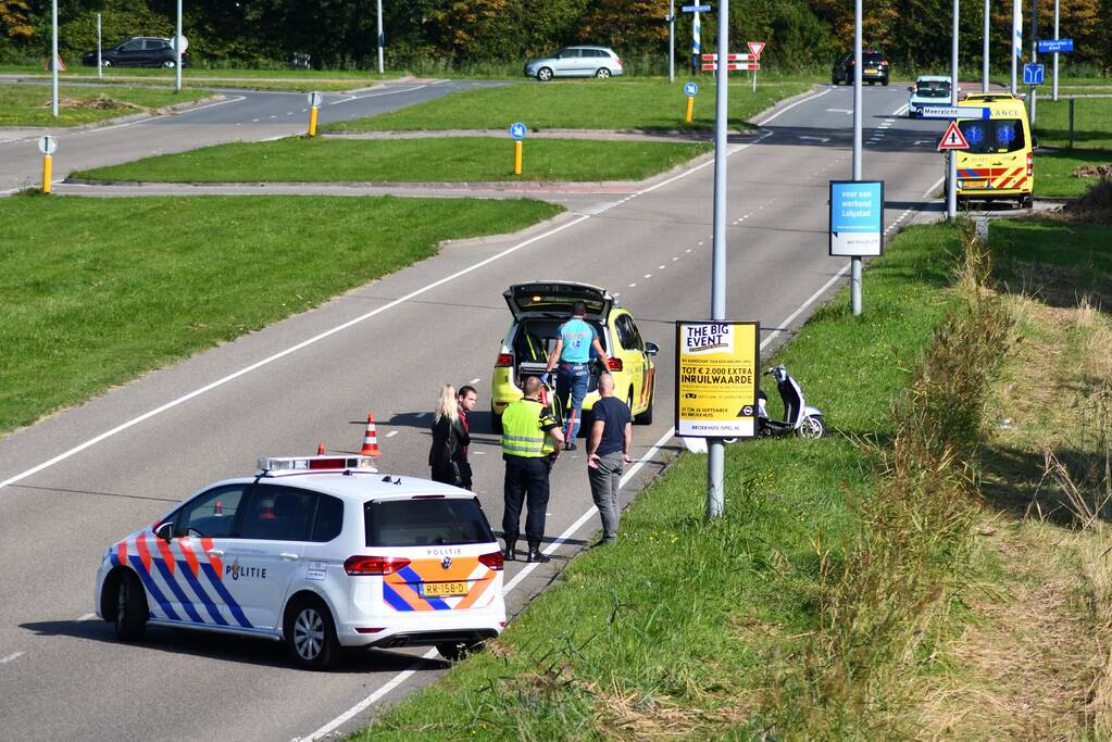 Bromfietsrijdster gewond naar ziekenhuis