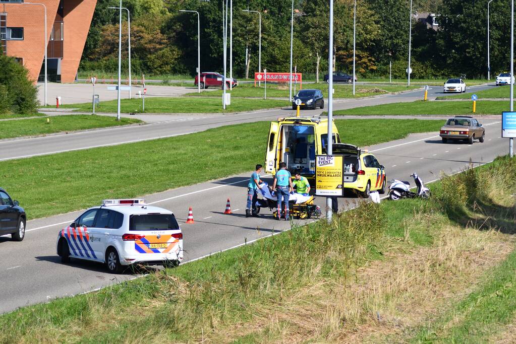 Bromfietsrijdster gewond naar ziekenhuis