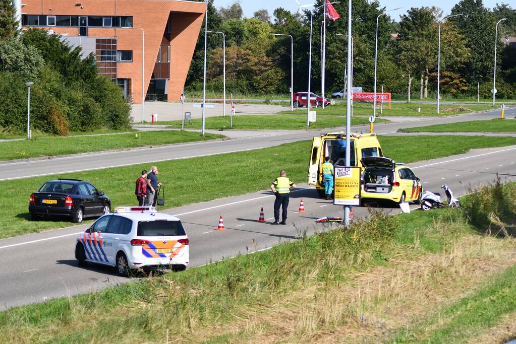 Bromfietsrijdster gewond naar ziekenhuis