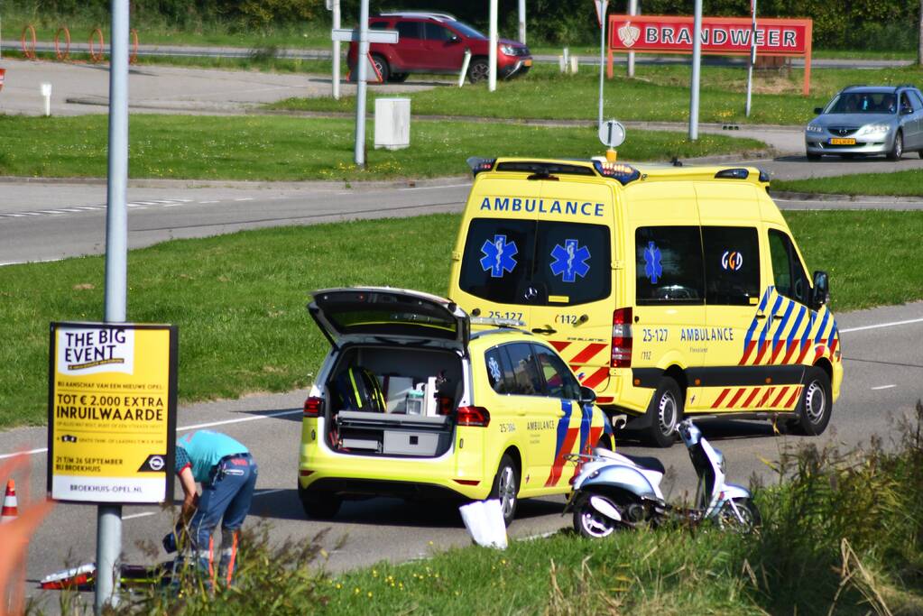 Bromfietsrijdster gewond naar ziekenhuis