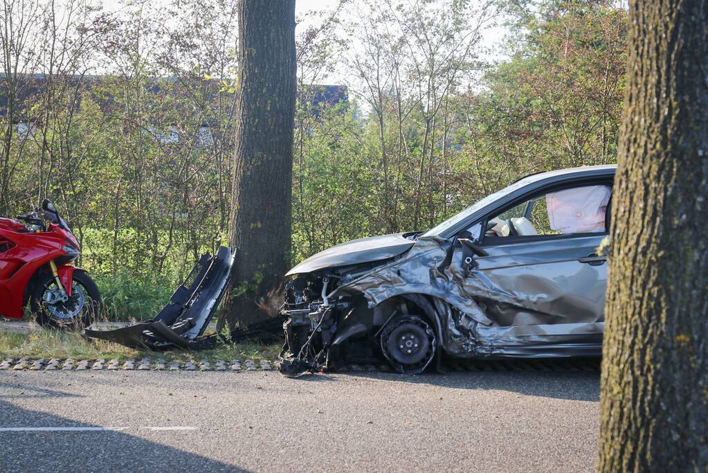 Persoon gewond bij aanrijding tegen boom