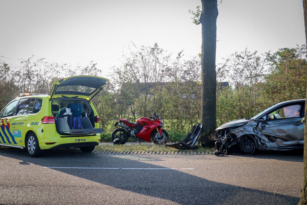 Persoon gewond bij aanrijding tegen boom