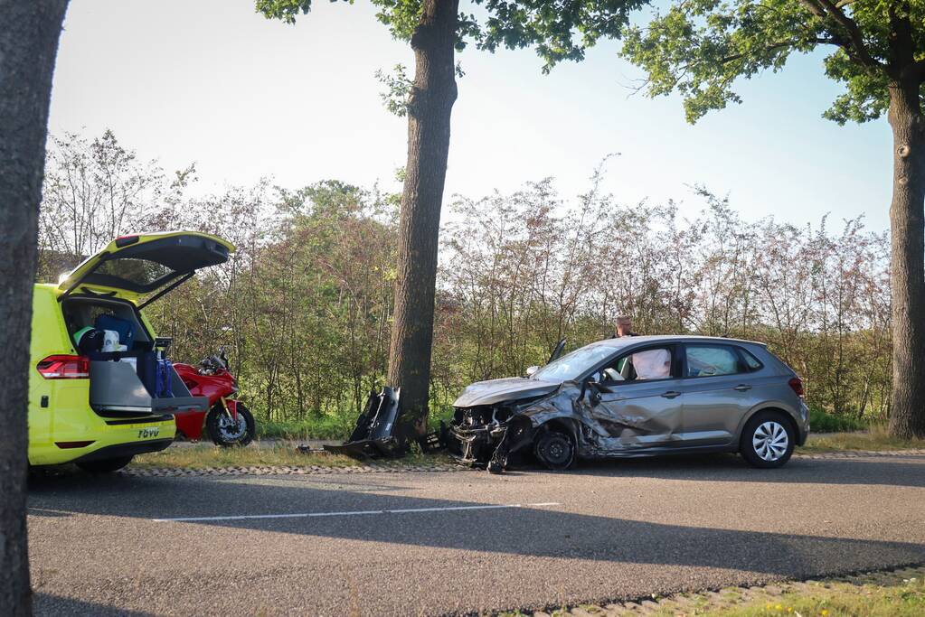 Persoon gewond bij aanrijding tegen boom