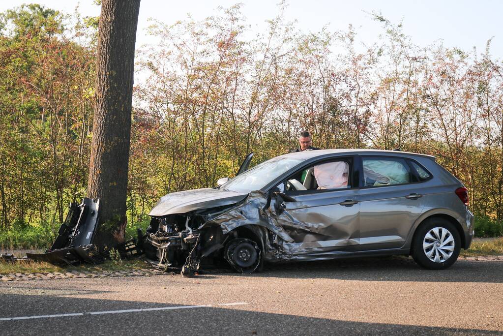 Persoon gewond bij aanrijding tegen boom