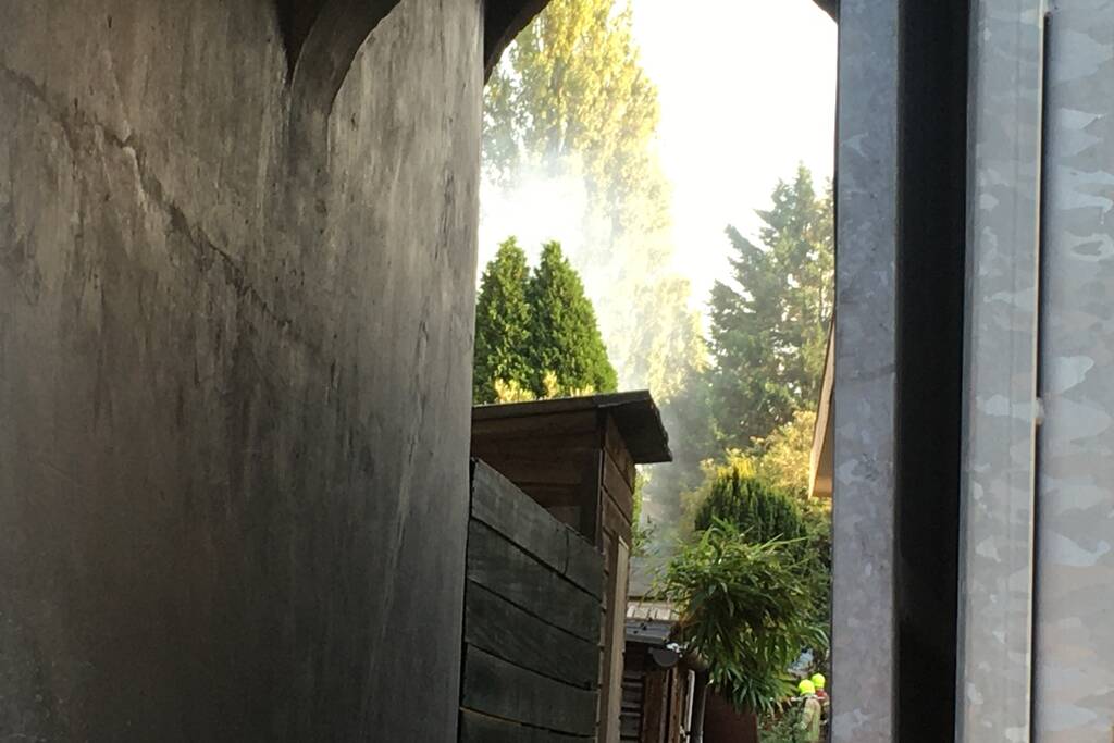 Boom achter woonblok vliegt in brand