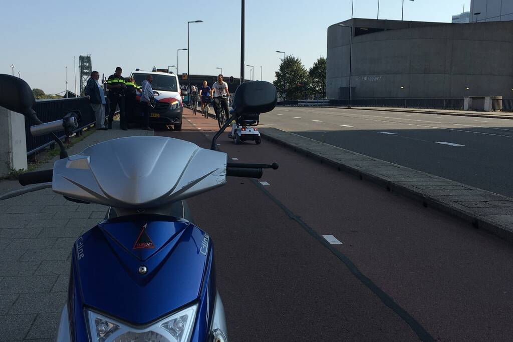 Scooter en scootmobiel botsen op fietspad