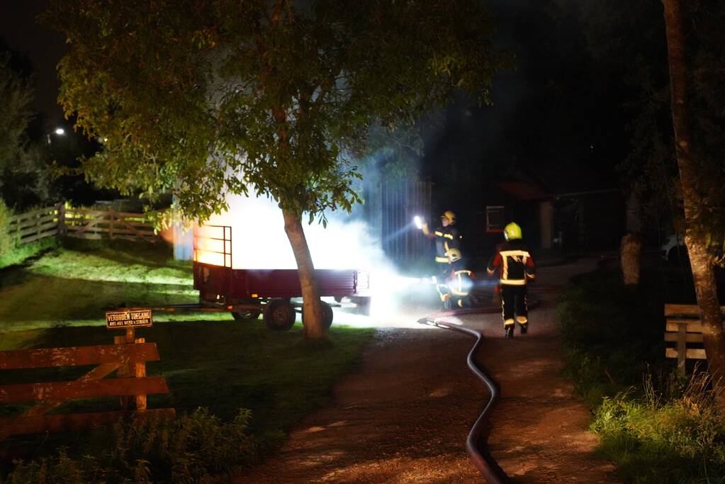 Veel rook bij brand in aanhanger