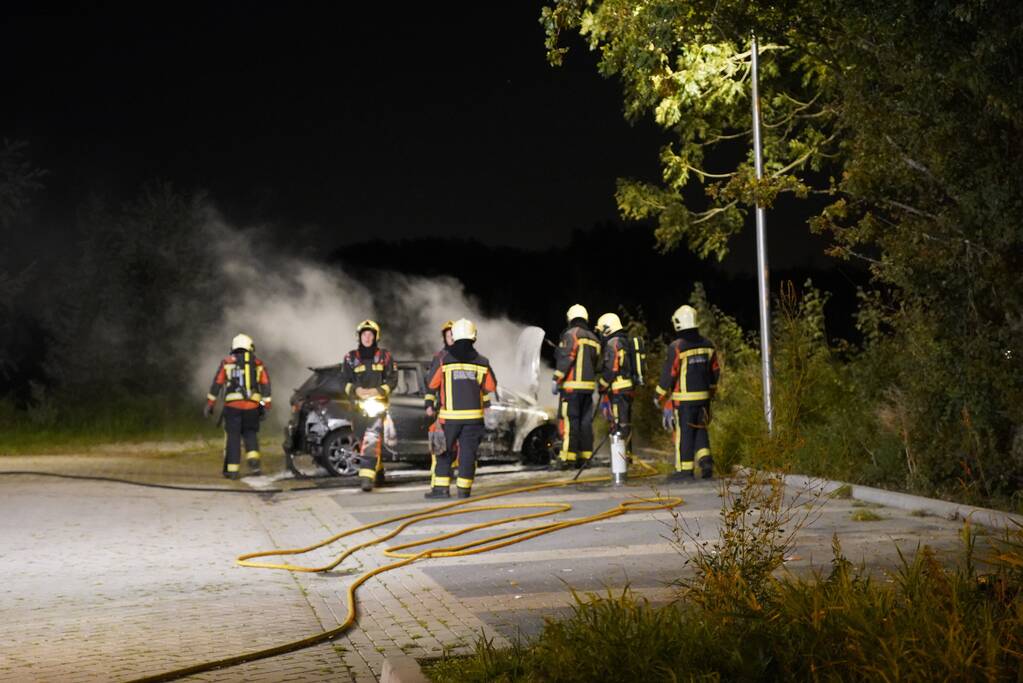 Flinke autobrand op parkeerplaats