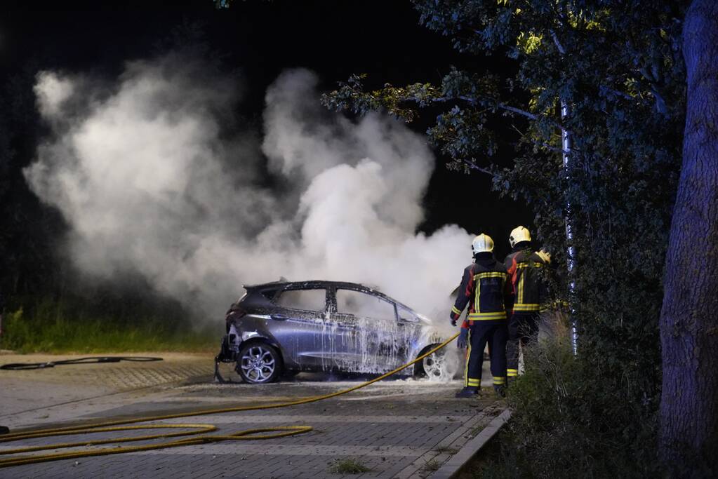 Flinke autobrand op parkeerplaats