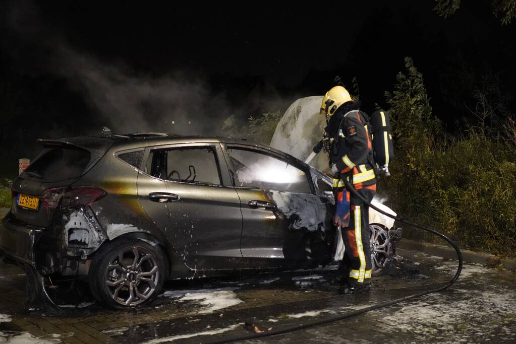 Flinke autobrand op parkeerplaats