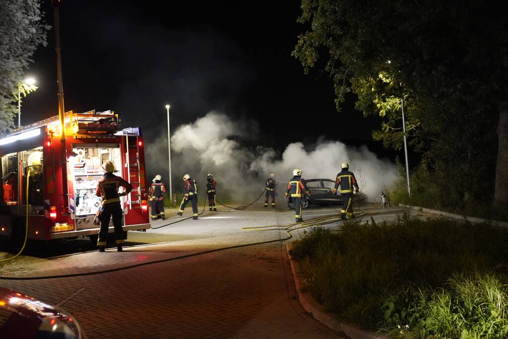 Flinke autobrand op parkeerplaats