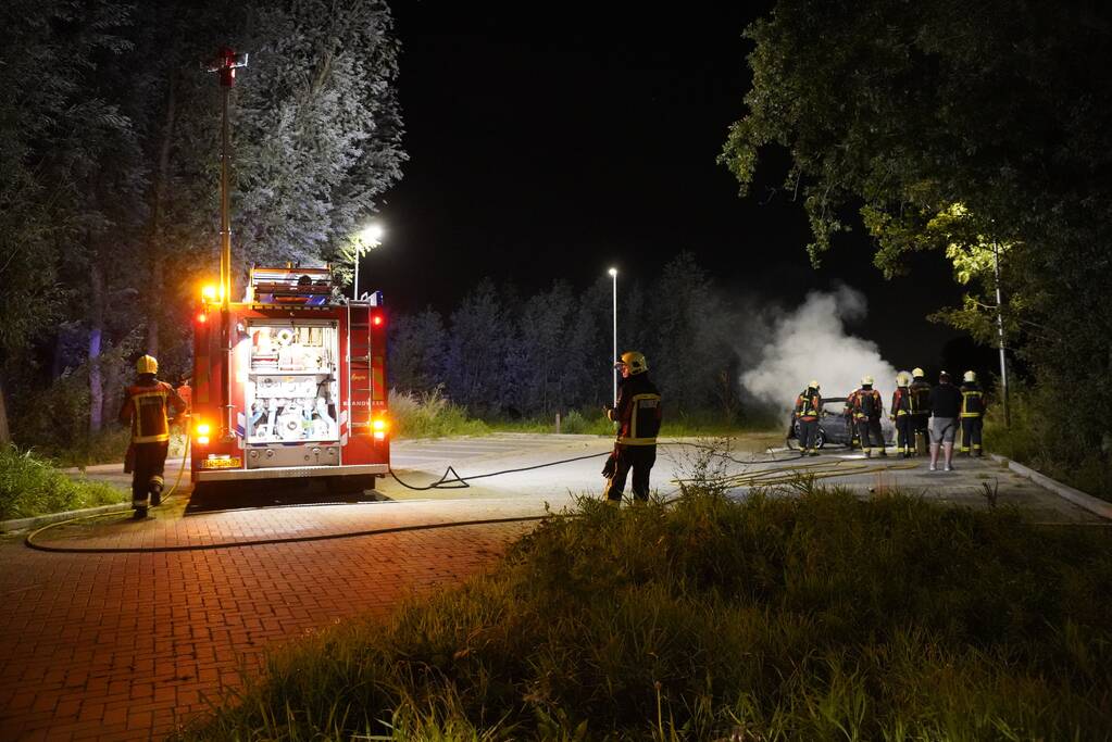 Flinke autobrand op parkeerplaats