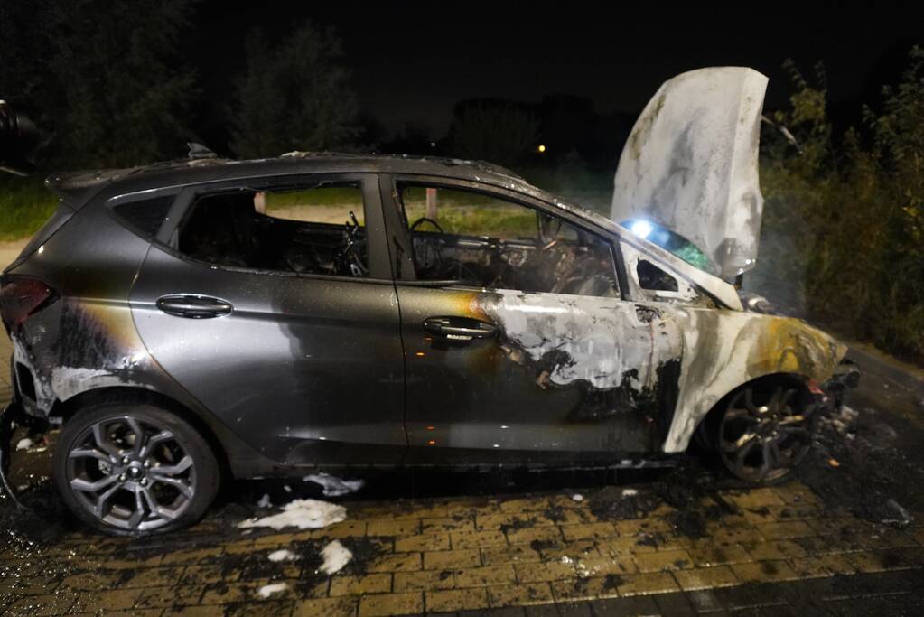 Flinke autobrand op parkeerplaats