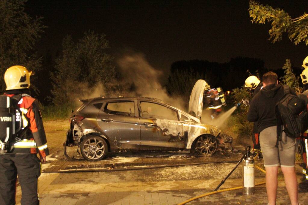 Flinke autobrand op parkeerplaats