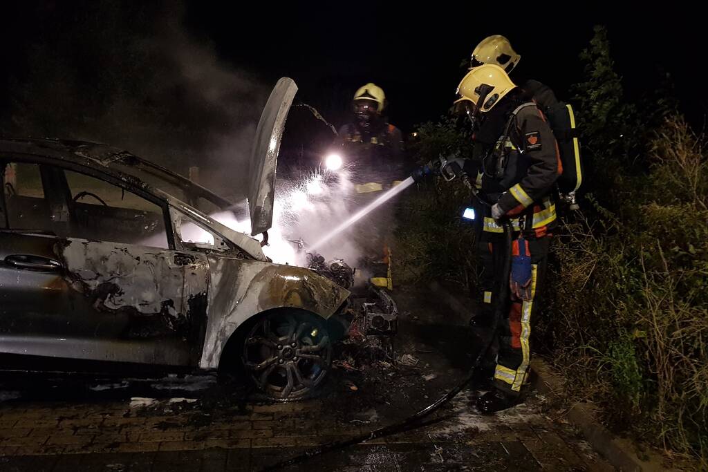 Flinke autobrand op parkeerplaats
