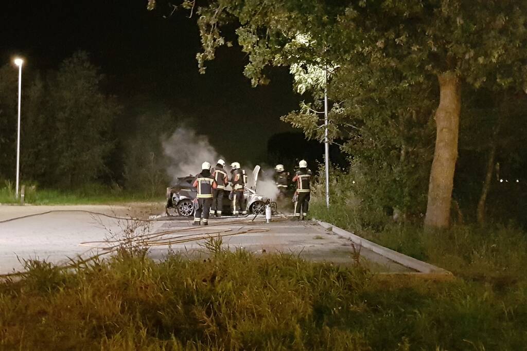 Flinke autobrand op parkeerplaats