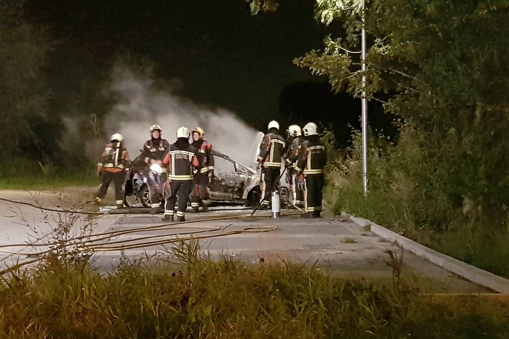 Flinke autobrand op parkeerplaats